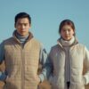 日本人の男女ゴルファーが冬のゴルフコースでベストを重ね着したレイヤードスタイルの防寒ウェアを着ている様子